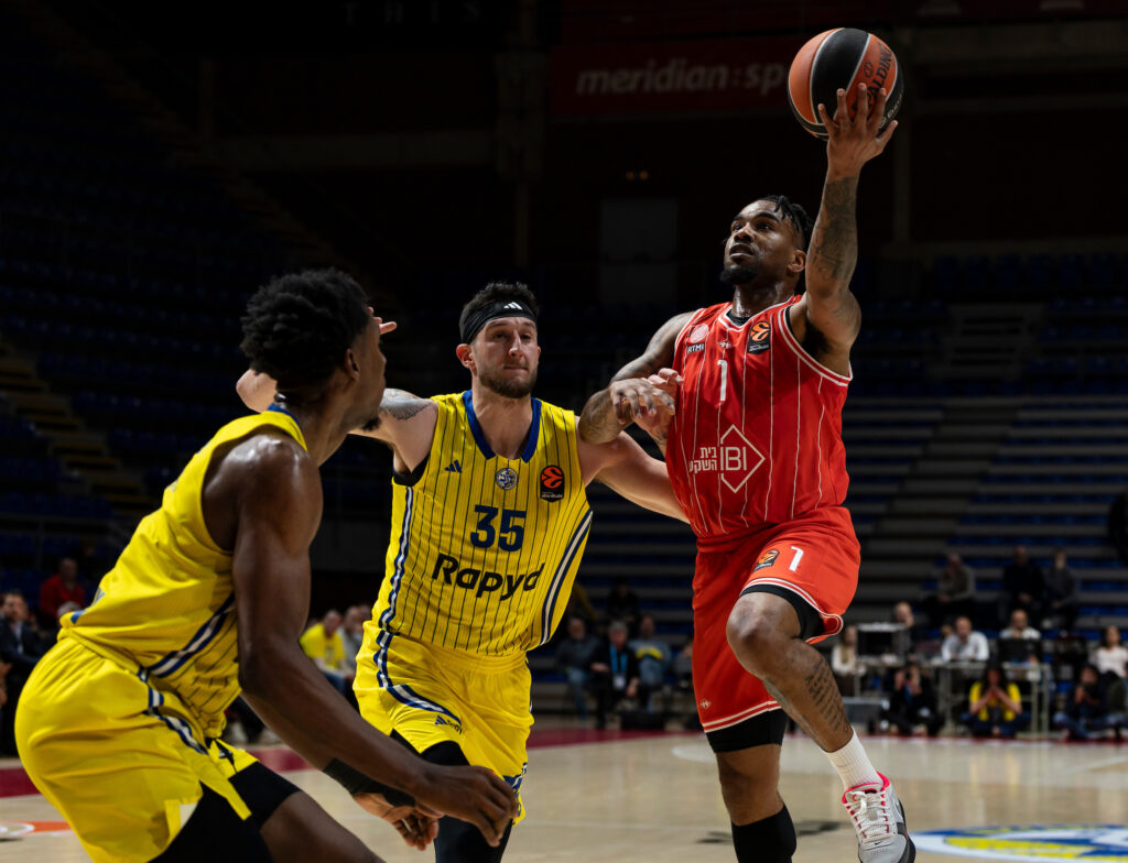 MAKABI SE NIJE PREVIŠE TRUDIO PROTIV HAPOELA, GRADSKI TERBI RUTINSKI PRIPAO CRVENIMA: Igrač koji se dovodi u vezu sa Crvenom zvezdom blizu tripl-dabla!