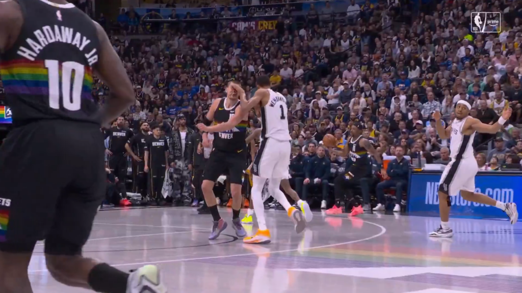 SRAMOTA NAD SRAMOTAMA U NBA: Vembanjama udario Jokića koji je krvav završio na zemlji, sudije se napravile lude! (VIDEO)