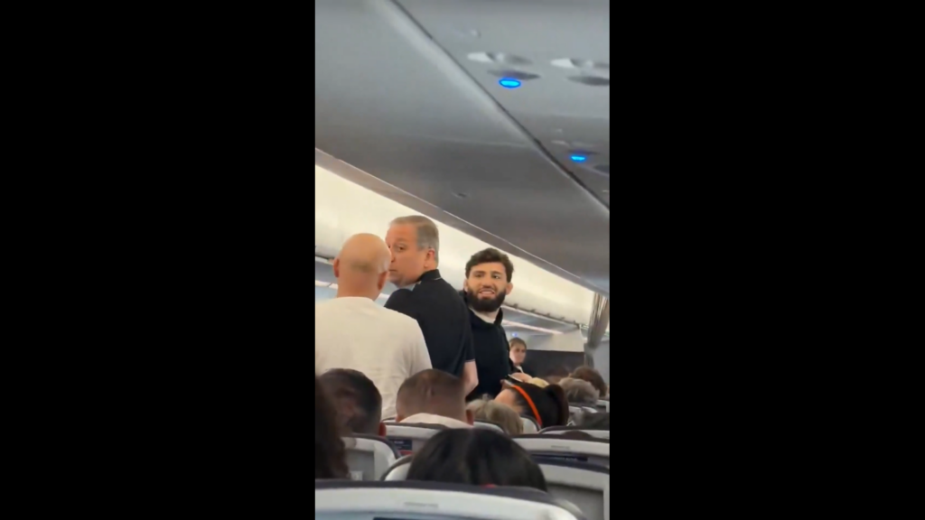 KAKAV SKANDAL: UFC borac izbačen sa leta – posada morala da reaguje zbog jedne stvari!