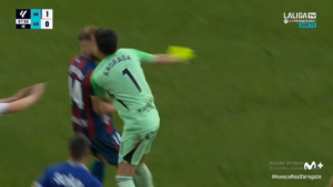 FUDBAL SE ODAVNO PRETVORIO U BOKS: Golman u Španiji nokautirao pesnicom protivničkog igrača! (VIDEO)