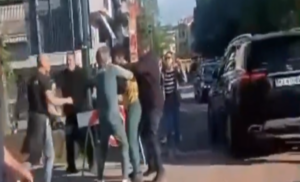 ORBAN SE POTUKAO SA CIVILIMA NA PARKINGU: Haos na ulicama čuvenog grada!