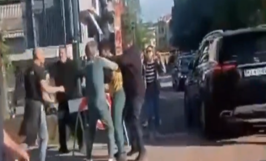 ORBAN SE POTUKAO SA CIVILIMA NA PARKINGU: Haos na ulicama čuvenog grada!