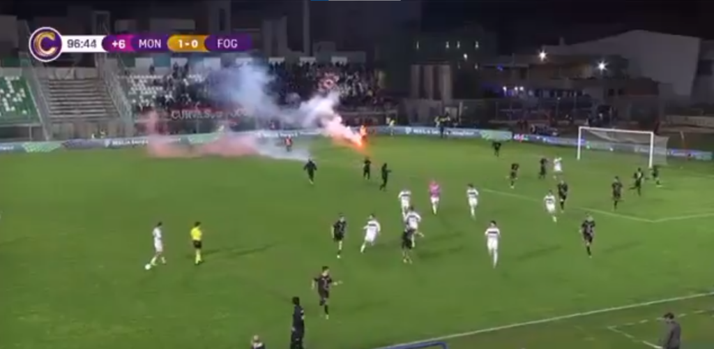 NAVIJAČI UPALI NA TEREN, FUDBALERI JEDVA SPASLI ŽIVU GLAVU: Apsolutni haos u Italiji!