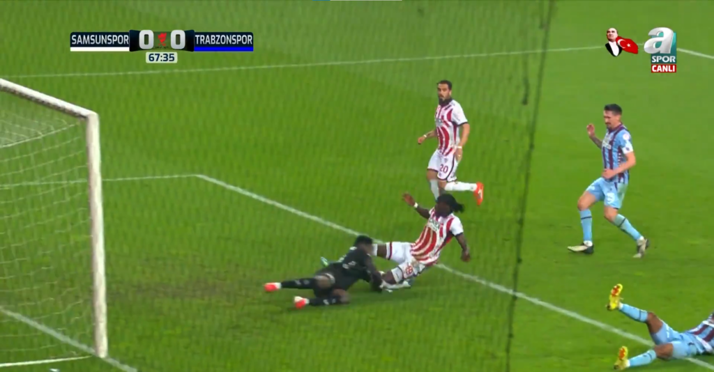 KOLENO DIREKTNO U GLAVU ANDREU ONANI: Šerif Endiaj brutalno startovao na Kamerunca, automatski izbačen sa terena!