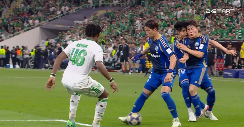 MOŽDA I NAJGLUPLJI DOGAĐAJ U NEKOM KONTINENTALNOM FINALU: Pogledajte neshvatljivi sudar fudbalera finaliste azijske Lige šampiona!