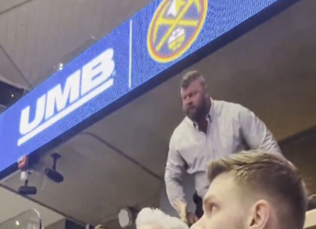 SUKOB U ARENI DENVERA I ZAPOVEDNO „SEDI DOLE BRE“: Strahinja Jokić nemilosrdan ka nevaspitanom navijaču!