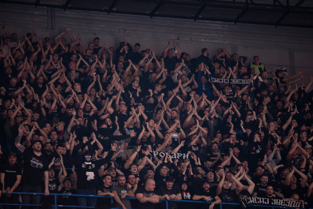 POSLEDNJI PUT KADA SU OVAKO GROBARI GRMELI, ZVEZDAŠI SU UTIHNULI: Sektor gostiju potpuno krcat, Partizan ima veliku podršku!