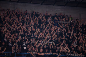 POSLEDNJI PUT KADA SU OVAKO GROBARI GRMELI, ZVEZDAŠI SU UTIHNULI: Sektor gostiju potpuno krcat, Partizan ima veliku podršku!
