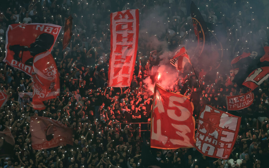 ZVEZDINI NAVIJAČI PALILI HRVATSKA OBELEŽJA, PA GROBARIMA PORUČILI: „Kada prinaćete javno…!“