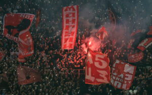 ZVEZDINI NAVIJAČI PALILI HRVATSKA OBELEŽJA, PA GROBARIMA PORUČILI: „Kada prinaćete javno…!“