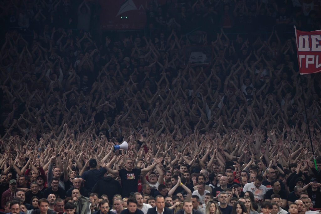 (TVITOVI) DELIJE KIVNE NA OBRADOVIĆA: „Džaba ljubiš parket – šta je Dobrić zgrešio?!“