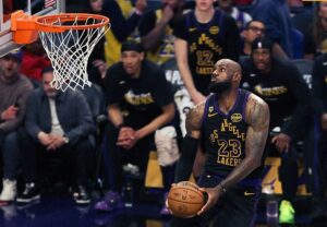 GADNA POVREDA VEMBIJA, LEBRON VUČE I U 40-oj: Dva brejka sinoć, ruki razmontirao Boston!