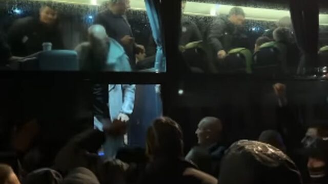 GROBARI OPKOLILI AUTOBUS PARTIZANA: Navijači slavili sa svojim mezimcima, Karlik dobio ovacije koje dobijaju samo najveći!