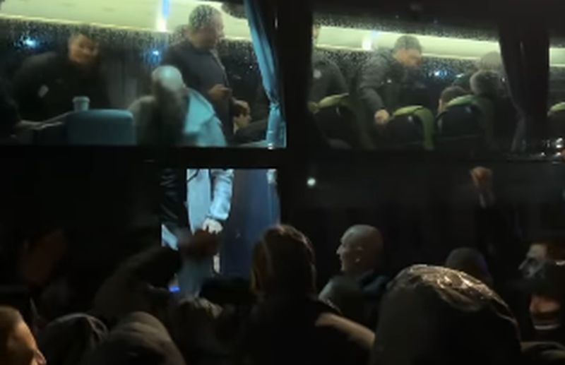 GROBARI OPKOLILI AUTOBUS PARTIZANA: Navijači slavili sa svojim mezimcima, Karlik dobio ovacije koje dobijaju samo najveći!