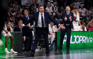 OGLASIO SE TRENER BASKONIJE: Kratko obraćanje i mala neprijatna scena na konferenciji!