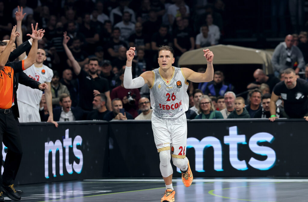 PIVO, KOKICE I BENSEDINI: Nedović odlučio da časti „momke iz komentara“ koji su ga prozivali!