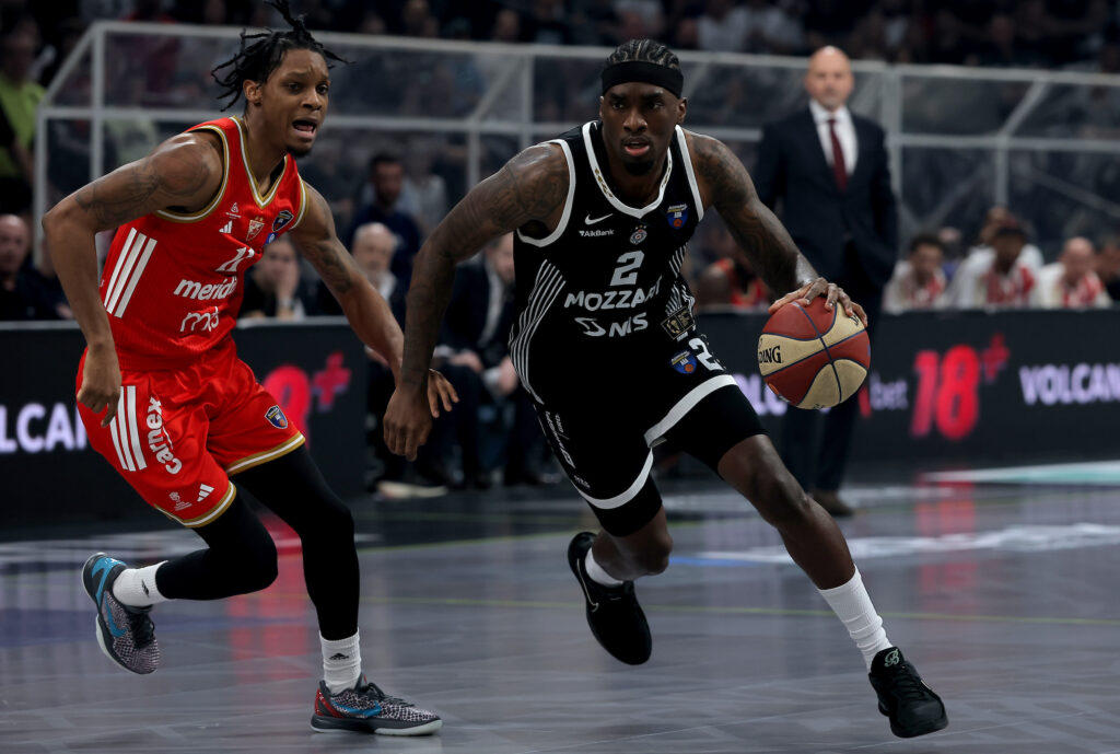 (POLUVREME) DOMINACIJA PARTIZANA: Crno-beli terorišu Zvezdu pred svojim navijačima!