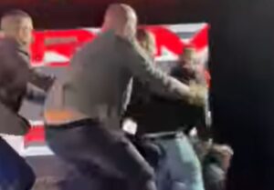 TUČA NA KONFERENCIJI: Prozivke prerasle u fizički sukob i opšti haos, jedan završio na podu!