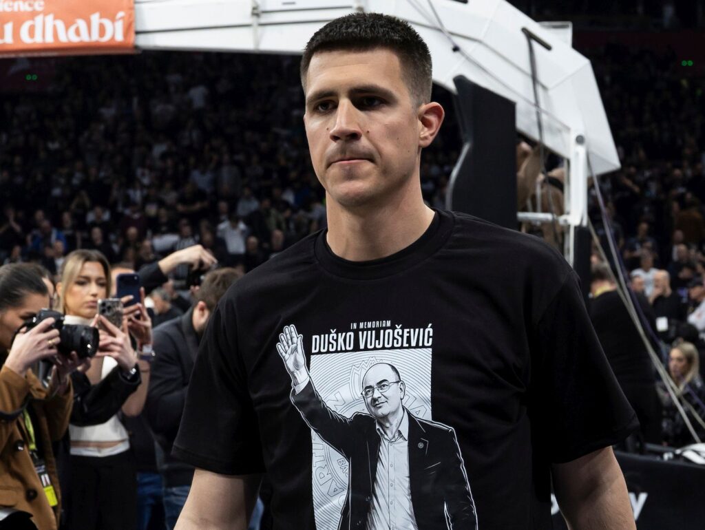 VUJOŠEVIĆ BIO MEĐU PRVIMA KOJI GA JE ZVAO NAKON POVREDE: Vanju savladale emocije tokom skandiranja legendarnom treneru!