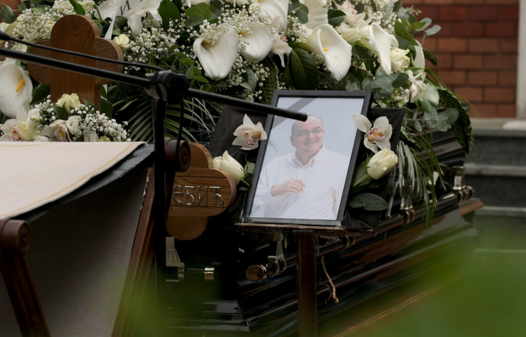 CEO REGION POŠTUJE I ŽALI DUŠKA VUJOŠEVIĆA: Košarkaši velikog rivala došli na sahranu legende, a tu je i bivši trener Crvene zvezde!