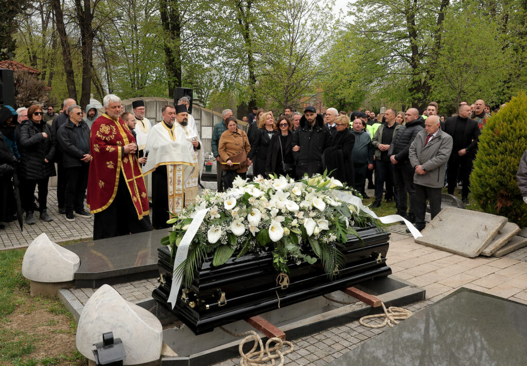 DANAS JE SAHRANJEN DUŠKO VUJOŠEVIĆ: Kiša iznad Beograda, ni nebo nije izdržalo da sakrije suze na ovaj dan!