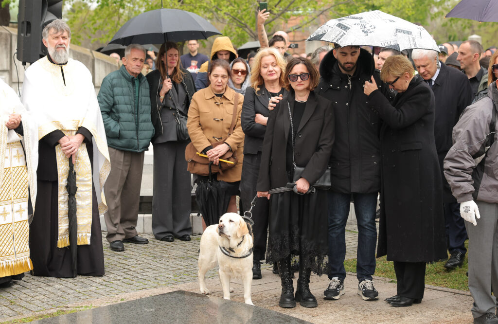 POSEBAN PRIJATELJ NAJVIŠE TUGUJE ZA POKOJNIM DULETOM: Pas proslavljenog trenera se ne odvaja od Duškovog sanduka!