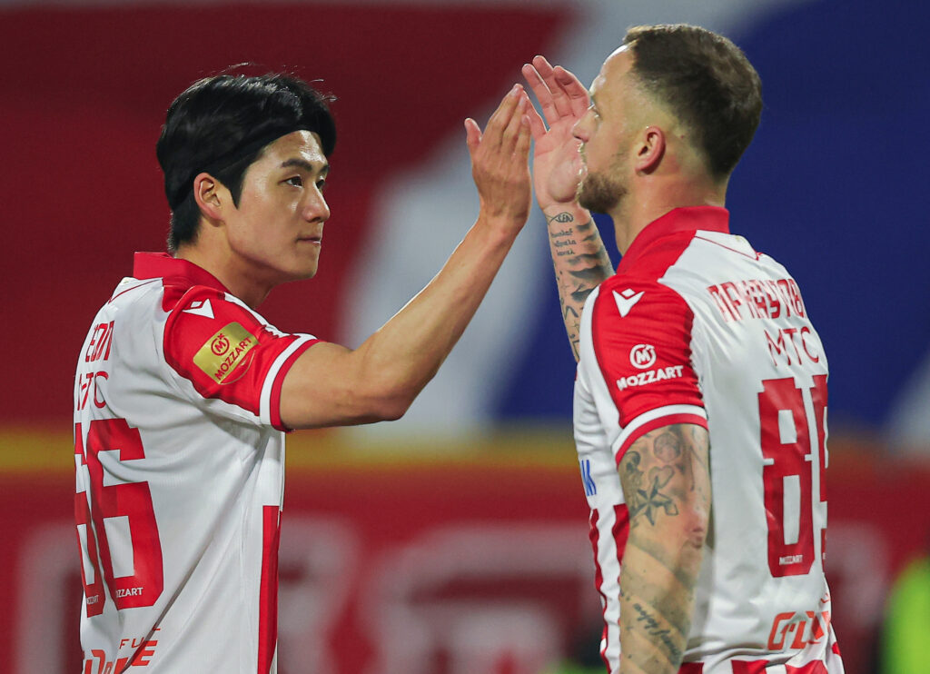 CRVENA ZVEZDA SPAJA LJUDE ŠIROM SVETA: Arnautović „maltretirao“ Seola, pa se potom bratski izgrlili!