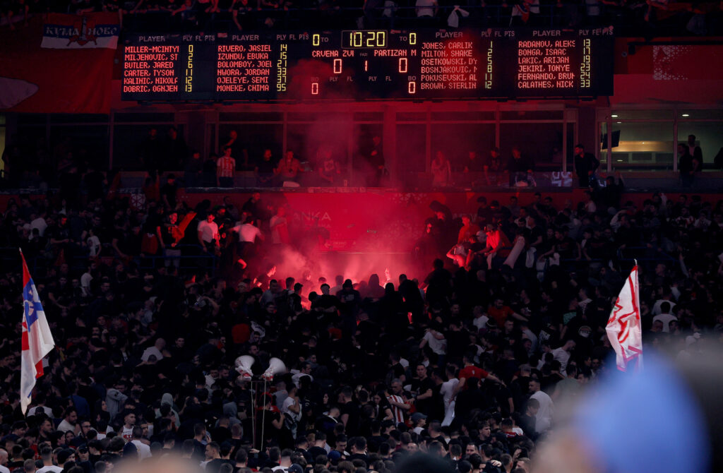 DELIJE PONOVO SMEJU NA POLICIJU, „KORNJAČE“ ZASUTE BAKLJAMA: Navijači Crvene zvezde ne odstupaju na derbiju!