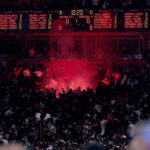 DELIJE PONOVO SMEJU NA POLICIJU, „KORNJAČE“ ZASUTE BAKLJAMA: Navijači Crvene zvezde ne odstupaju na derbiju!