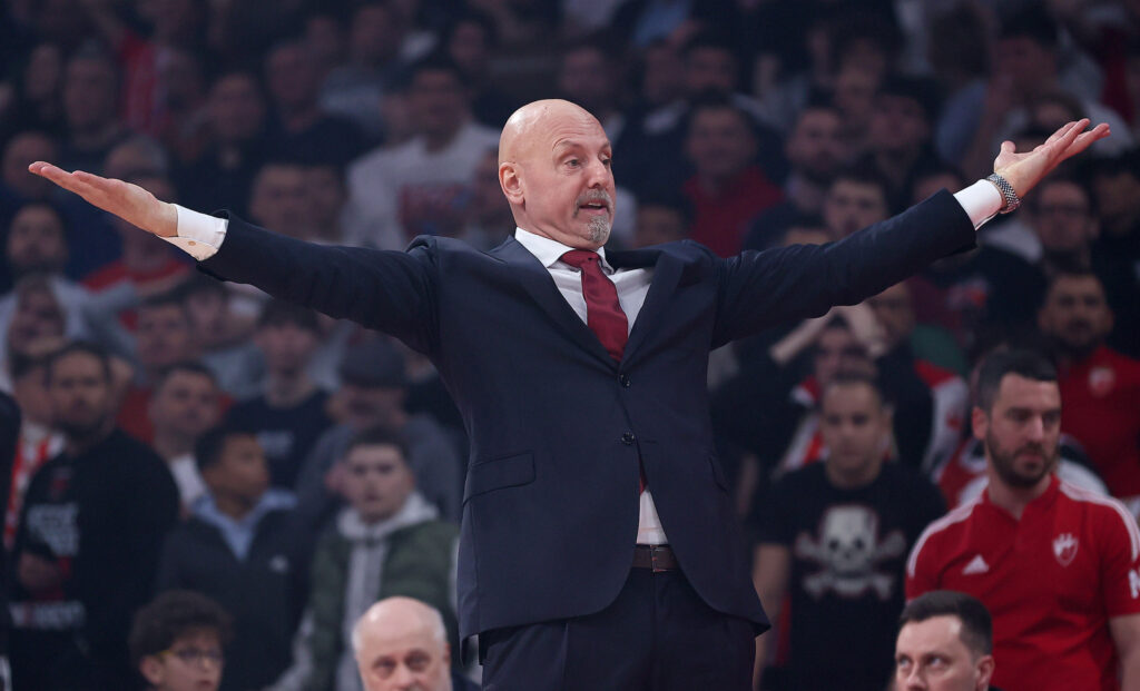 „MALO JAČI TRENING“: Delije teraju Obradovića iz Zvezde, dok mu se Grobari podsmevaju zbog izjave!