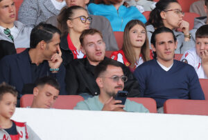 NEOČEKIVANI GOST NA DERBIJU: Mihin sin doveo fudbalera Totenhema na okršaj Zvezde i Partizana! (FOTO)