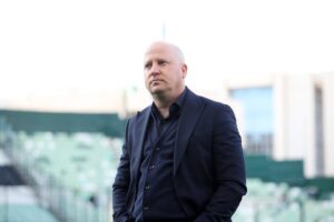 SRPSKI STRUČNJAK U CENTRU PAŽNJE: Crno-beli žele Nikolića na svojoj klupi!