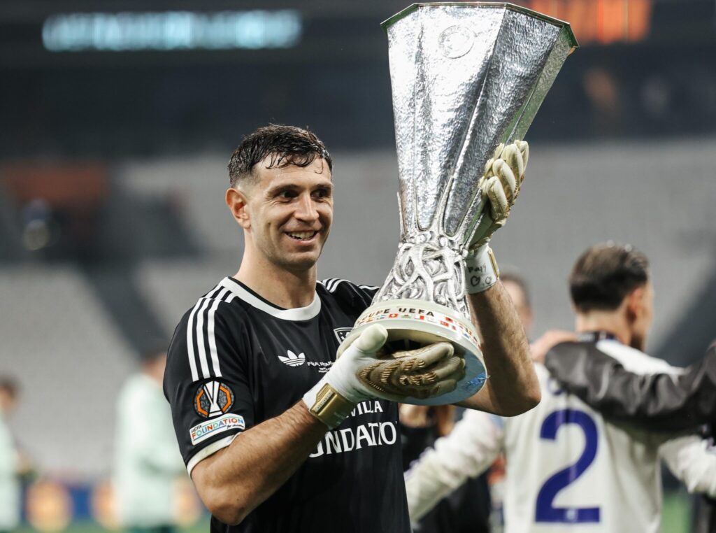 ON JE ZAISTA LUD: Dibu Martinez finale Lige Evrope branio sa SLOMLJENIM PRSTOM!?