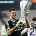 ON JE ZAISTA LUD: Dibu Martinez finale Lige Evrope branio sa SLOMLJENIM PRSTOM!?