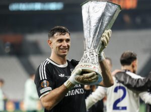 ON JE ZAISTA LUD: Dibu Martinez finale Lige Evrope branio sa SLOMLJENIM PRSTOM!?