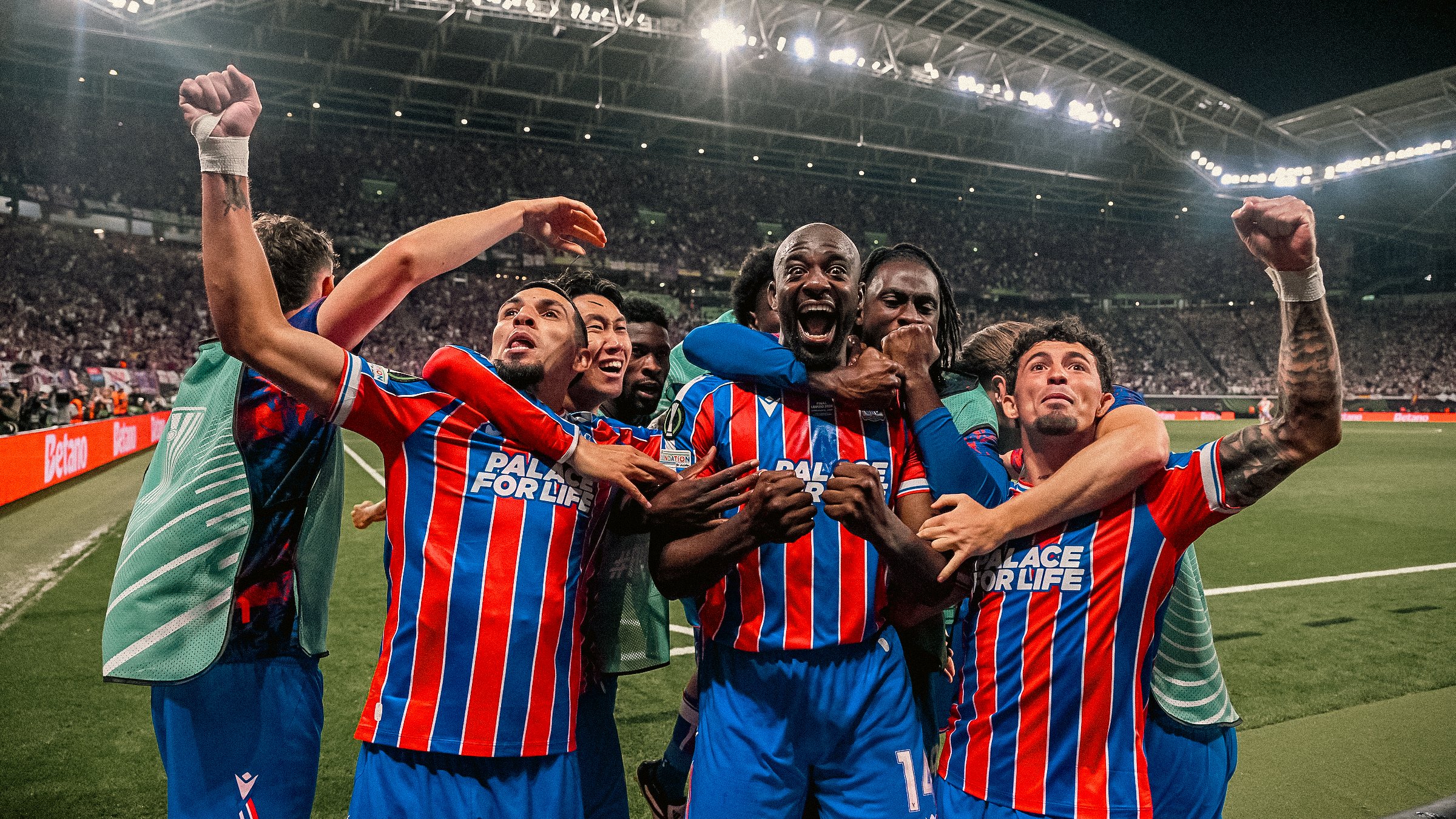 ZLATNA ERA KRISTAL PALASA I DALJE TRAJE: Evropski trofej u vitrinama Selhursta!