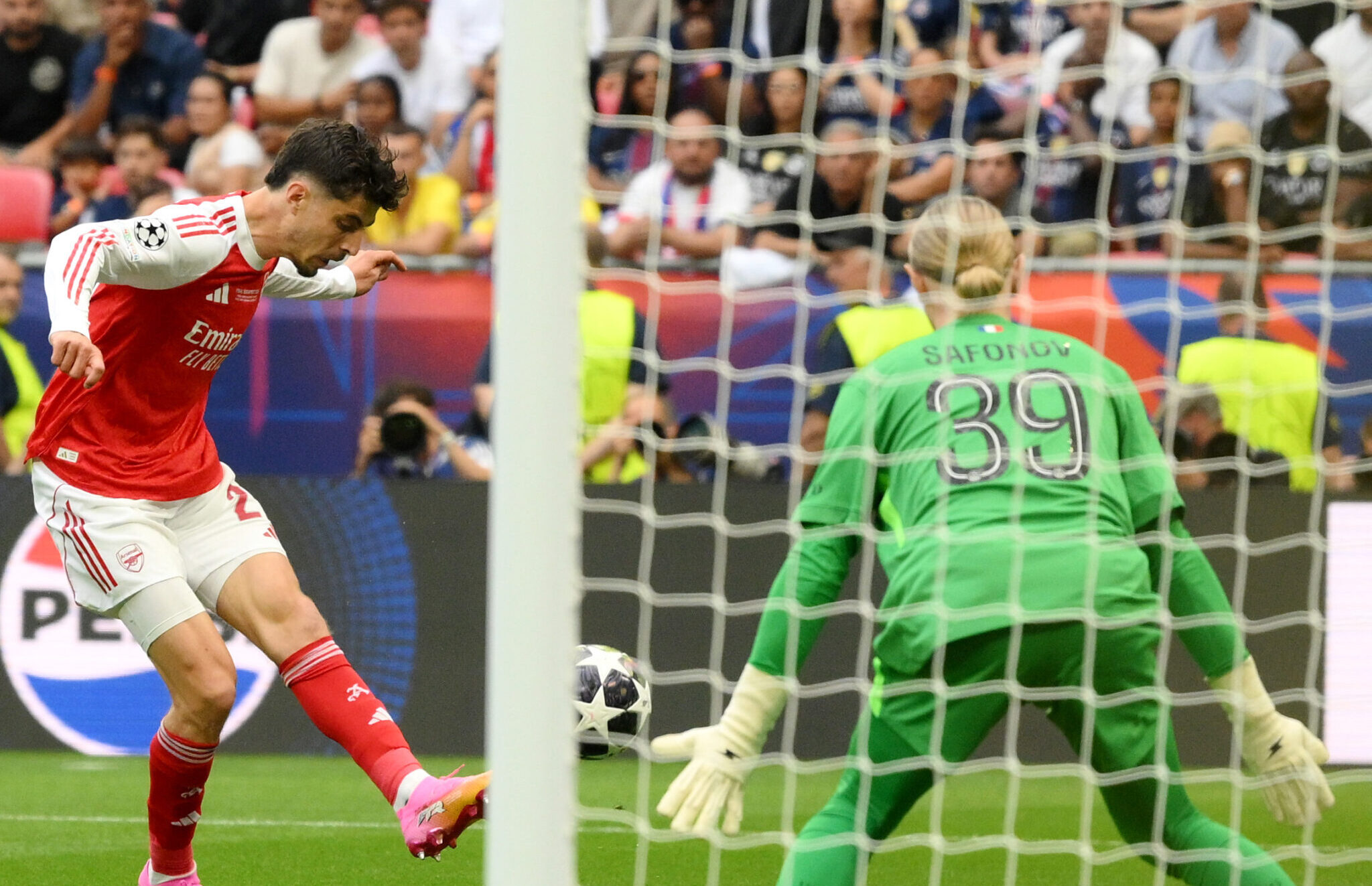 (POLUVREME) ARSENAL POVEO I POTPUNO UMRTVIO UTAKMICU: Finale u kome za sada nismo videli gotovo ništa!