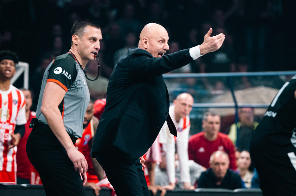 (TVITOVI) „SAŠA ODLAZI“: Navijači Crvene zvezde osuli drvlje i kamenje po treneru nakon poraza!