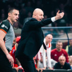 (TVITOVI) „SAŠA ODLAZI“: Navijači Crvene zvezde osuli drvlje i kamenje po treneru nakon poraza!