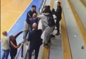MEČ SE ZAVRŠIO, ALI HAOS NE: Kalinić nakon utakmice uleteo na tribine kako bi se obračunao sa navijačem! (VIDEO)