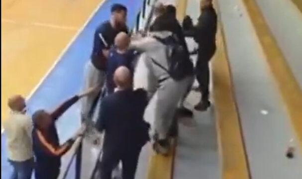 MEČ SE ZAVRŠIO, ALI HAOS NE: Kalinić nakon utakmice uleteo na tribine kako bi se obračunao sa navijačem! (VIDEO)