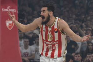 ZVEZDAŠI MASIVNO NAPADAJU KALINIĆA, A KOŠARKAŠI ZLATIBORA IM U SVLAČIONICI HORSKI VREĐALI CRVENU ZVEZDU: Slika Duleta Vujoševića i „si*aj Zvezdo“ u svlačionici posle pobede!