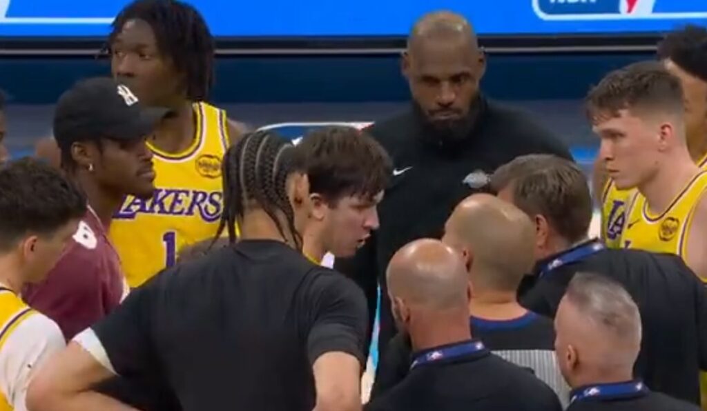 U NBA SKORO KAO U EVROPI: Igrači Lejkersa okružili sudije, Luka i Lebron morali da odvajaju saigrača!