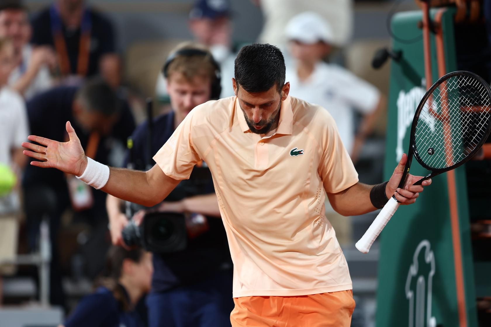 KUVA NA ROLAN GAROSU: Novak poludeo zbog poteza kamermana!
