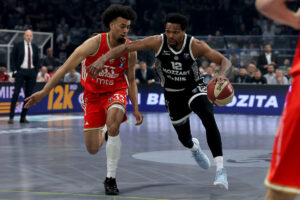 (POLUVREME) EFIKASAN DERBI ZA SADA: Partizan deluje bolje, ali Zvezda im diše za vratom!