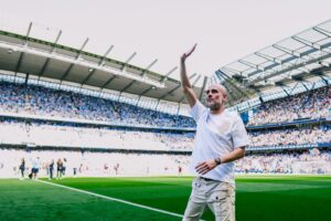ODLAZAK LEGENDE I EMOTIVNI SLOM NA ETIHADU: Gvardiola kroz suze poručio – „Zagrli me ako me sretneš na ulici!”