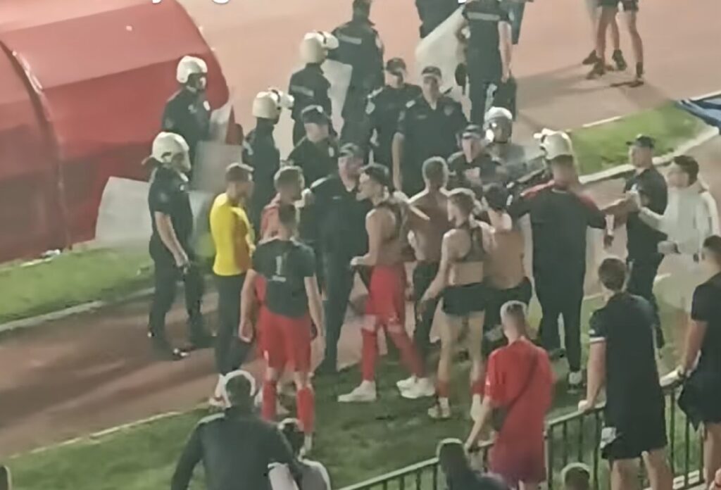 NEZAPAMĆEN INCIDENT U KRAGUJEVCU: Navijači Radničkog napali svoje fudbalere!