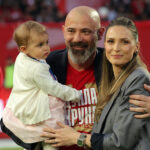 DEKIJEVA BAJKA NA „MARAKANI“: Poljubac pred svima, ćerkica u naručju i slavlje za novu titulu Zvezde! (FOTO)