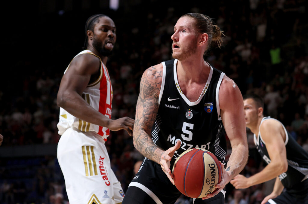 (POLUVREME) PARTIZAN OVERAVA FINALE: Crno-beli dominiraju, Zvezda ne nalazi odgovor!