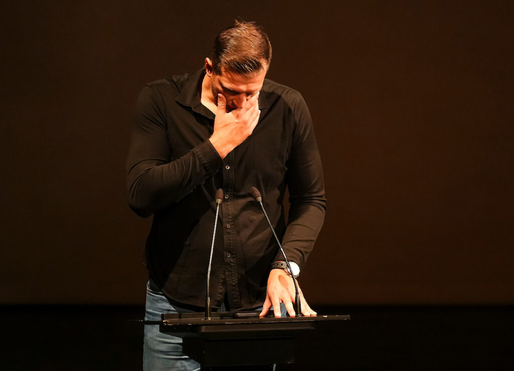TELETOVIĆ SE U SUZAMA OPROSTIO OD EDINA AVDIĆA: „Falićeš nam, drug moj!“